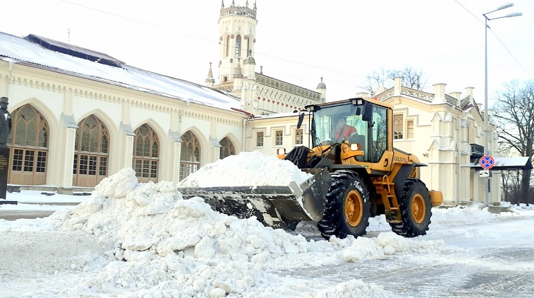 За минувшие сутки улицы Петербурга очистились от снега на 2240 самосвалах