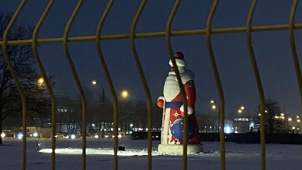 Университет профсоюзов &#171;запер&#187; Деда Мороза за решеткой