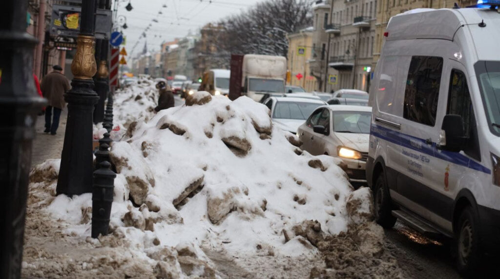 За неубранный снег в отношении управляющих компаний Петербурга возбудили уже более 430 административных дел