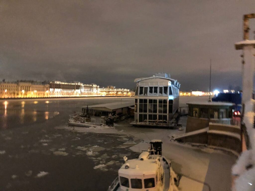 Транспортная прокуратура проводит проверку затопления и крена корабля на Мытнинской набережной