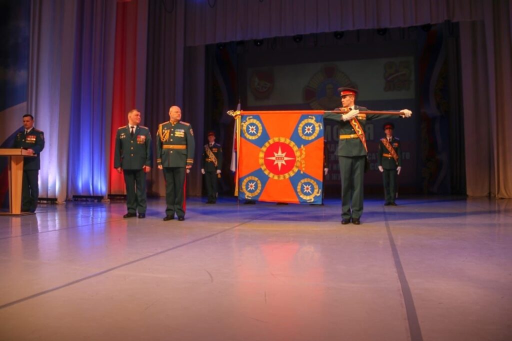 Невскому спасательному центру МЧС по поручению президента Владимира Путина был присвоен орден Жукова