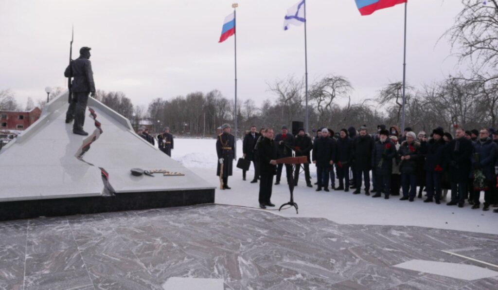 Дмитрий Медведев принял участие в открытии памятника в парке &#171;Патриот&#187;