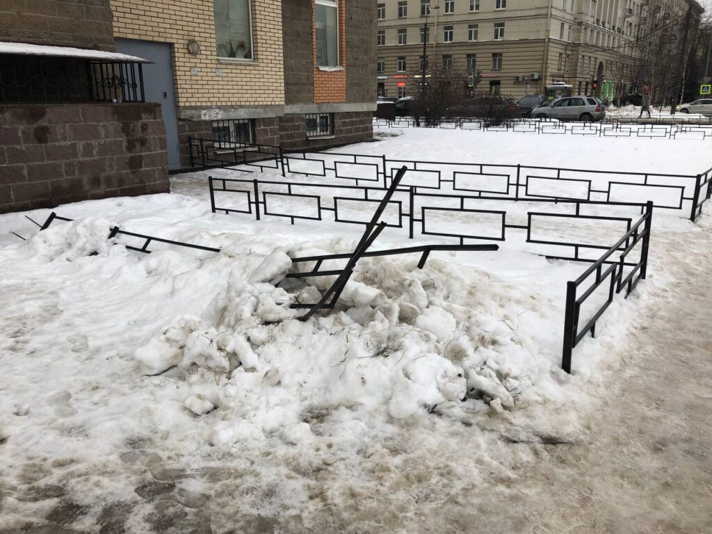 Снег рухнул с крыши и погнул забор на Варшавской