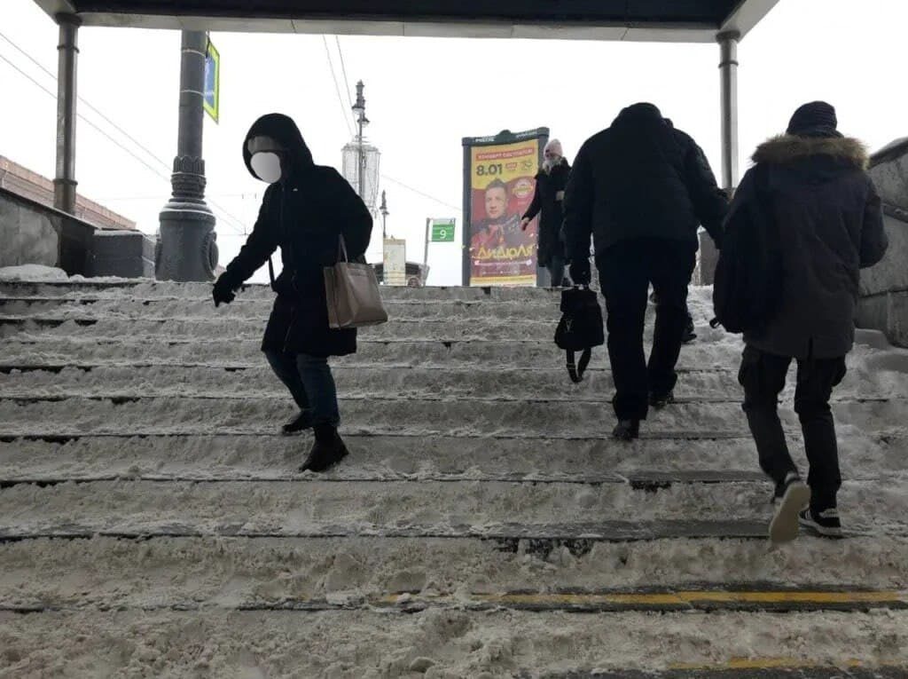Петербуржцы ломают колени, плечи и носы на нерасчищенных от снега улицах