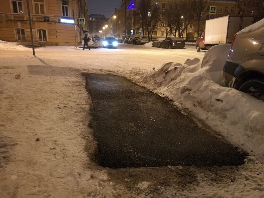 Дорожники решили подлатать заснеженный тротуар в центре Петербурга