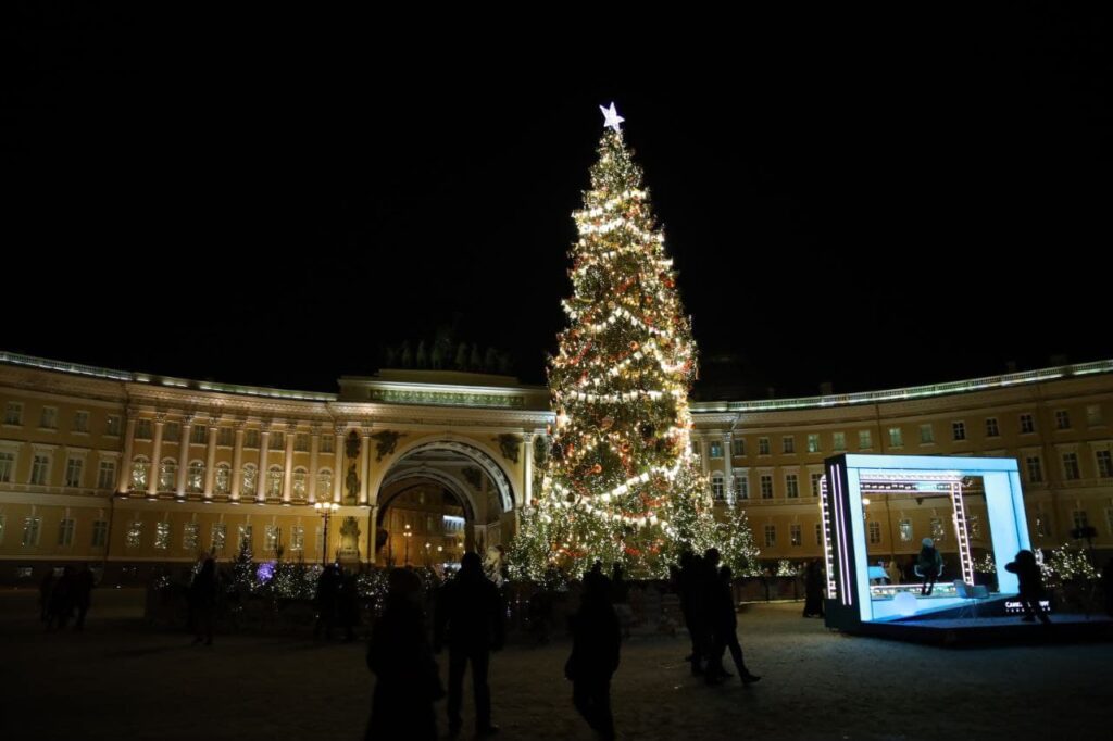 На Дворцовой площади появился видеоэкран, который соединяет города России