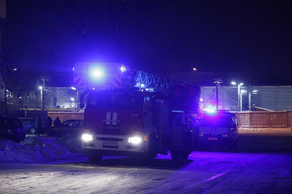 Спасатели на юге Петербурга в ночи тушили вспыхнувшую Chevrolet