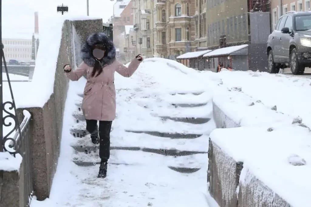 Поскользнувшаяся на обледенелой лестнице петербурженка получит 215 тысяч рублей