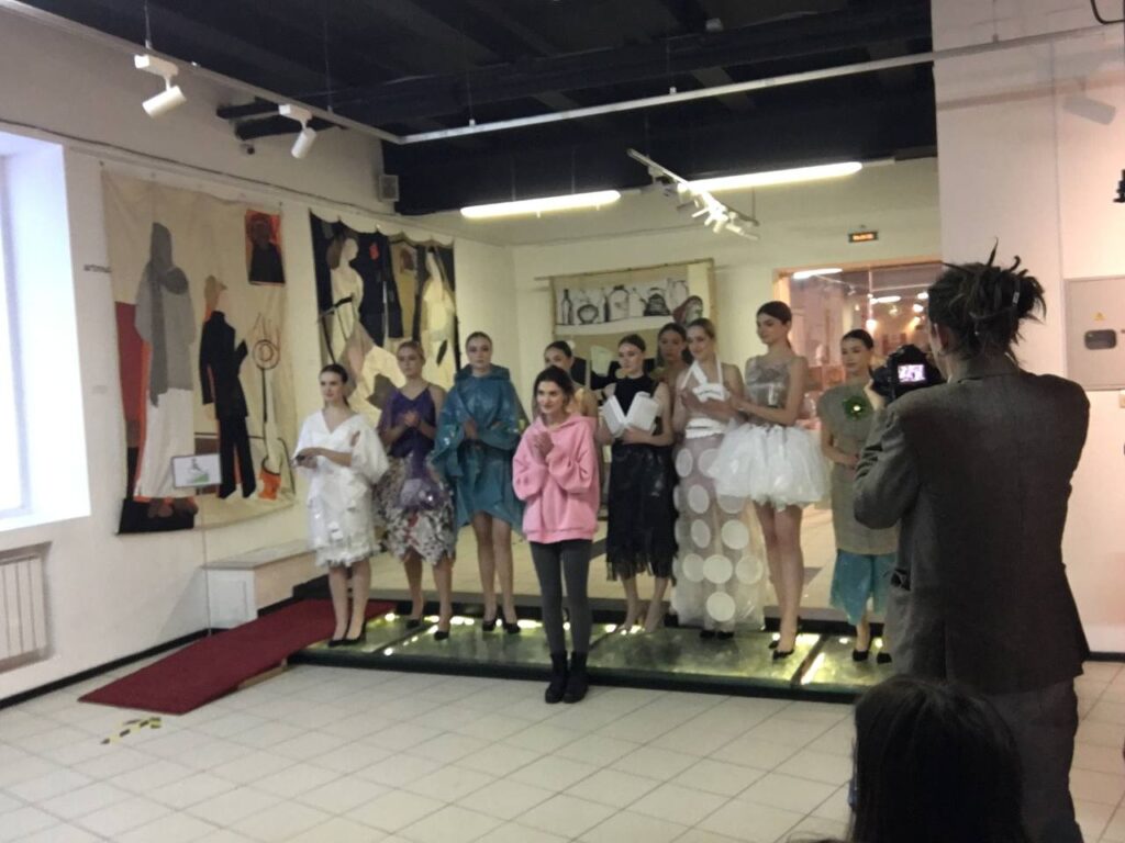 В Петербурге модели прошли по подиуму в костюмах из местного мусора