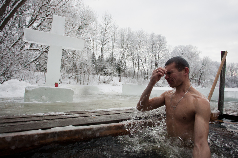 В традиционных крещенских купаниях приняли участие 15 тысяч петербуржцев