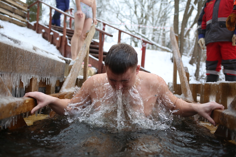 В Крещение петербуржцы окунаются в купели вопреки рекомендациям РПЦ