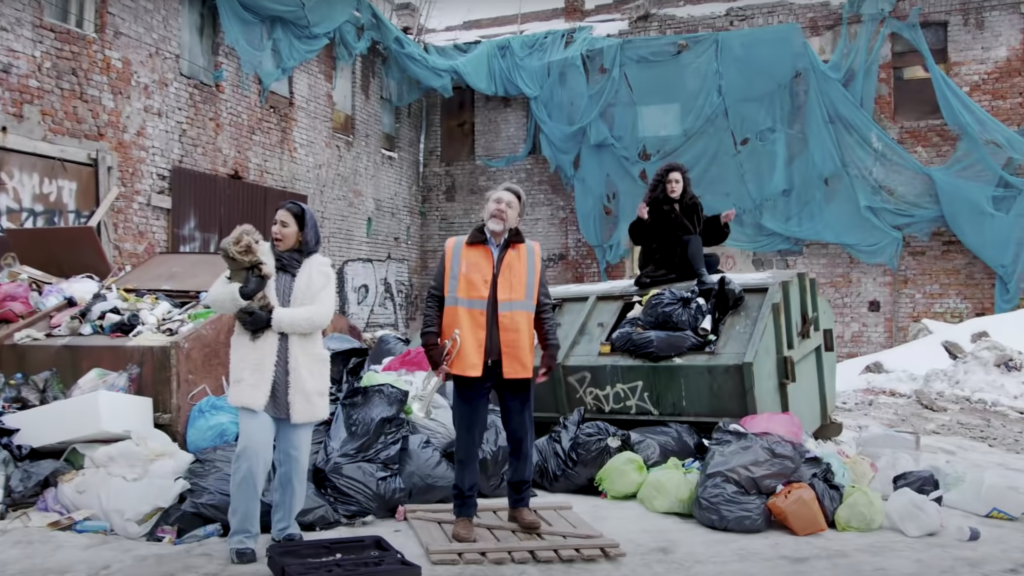 Горы мусора, послужившие фоном для нового клипа Шнурова, так и не убрали в Петербурге