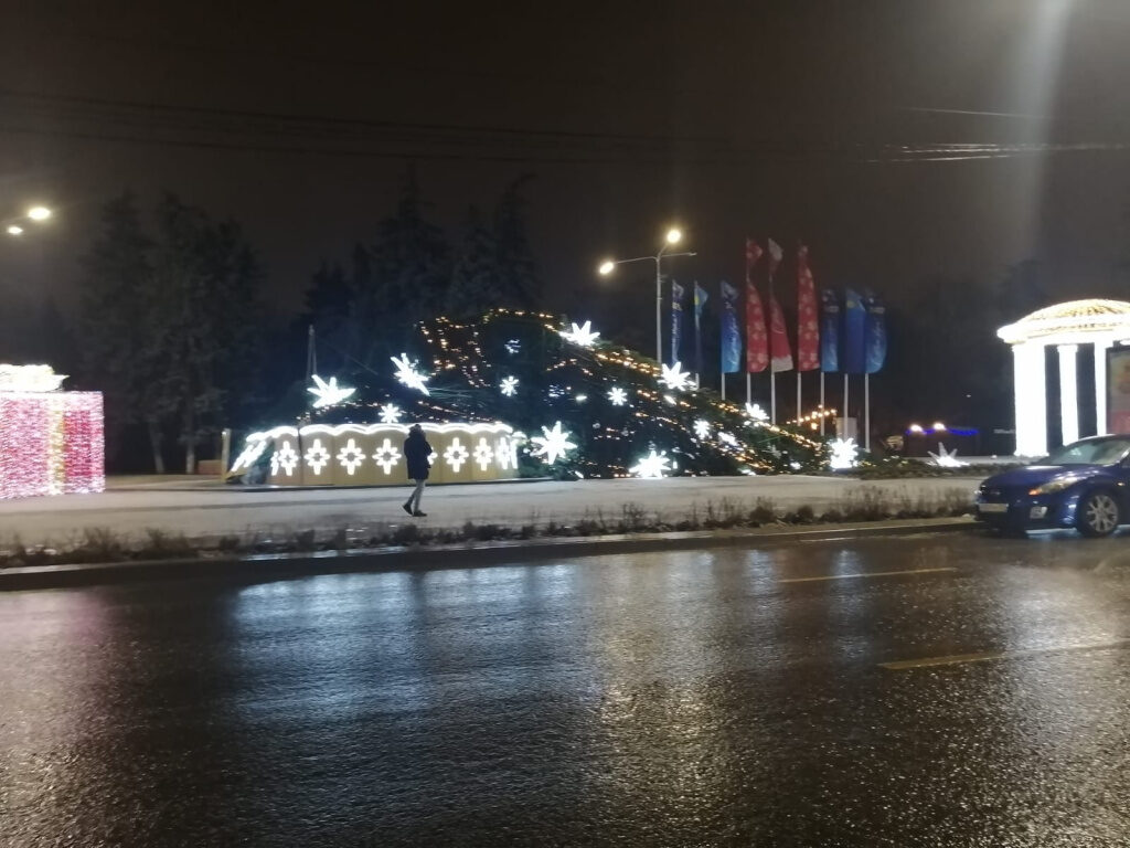 Главную новогоднюю елку сдуло ветром в центре Ростова-на-Дону