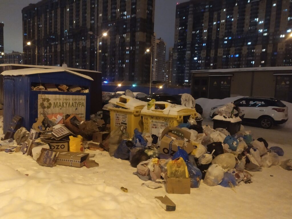 В Смольном пообещали разгрести мусорные горы до конца января