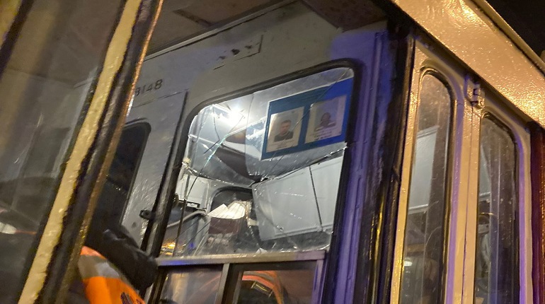 В Петербурге пьяный пассажир разбил стеклянную перегородку в трамвае после ссоры с кондуктором