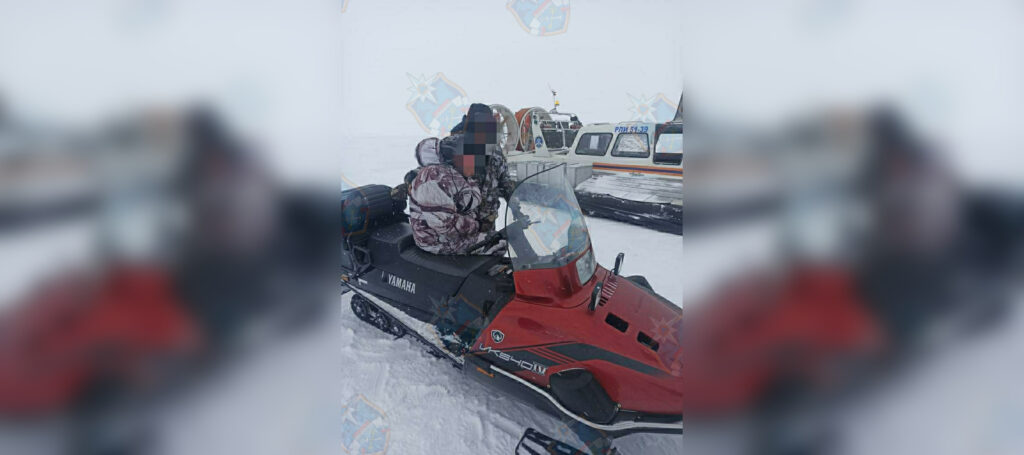 Рыбаков со сломанным снегоходом доставили на берег спасатели Ленобласти