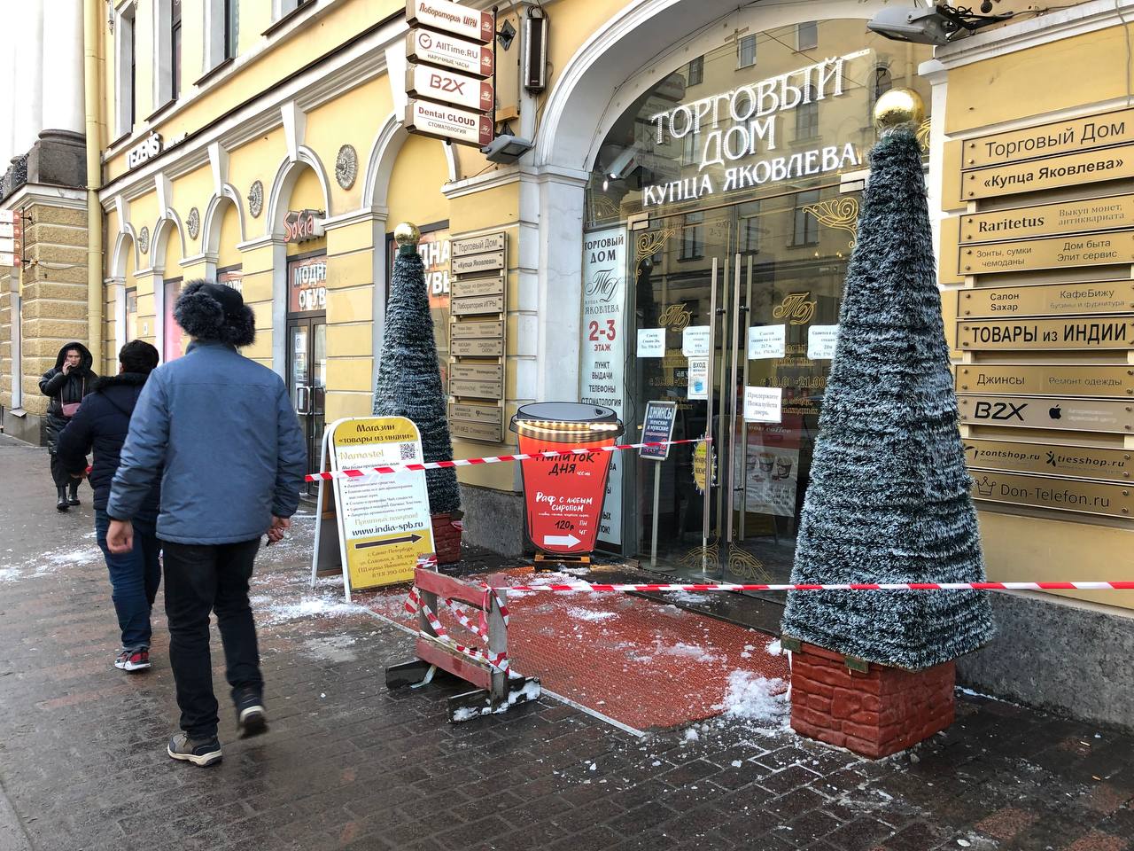 На головы жителей Петербурга валится снег с дома купца Яковлева |  moika78.ru - Новости СПб