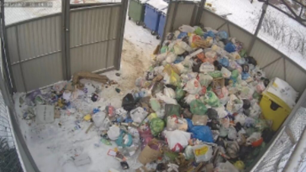 На Светлановском проспекте мусор заполонил все пространство для хранения отходов