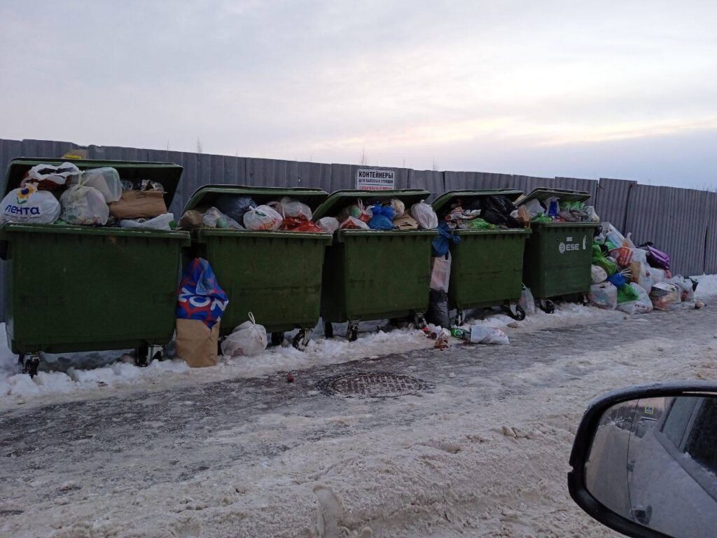 НЭО взвалил на петербургские мусоровозы невыполнимую задачу: полсотни баков за день