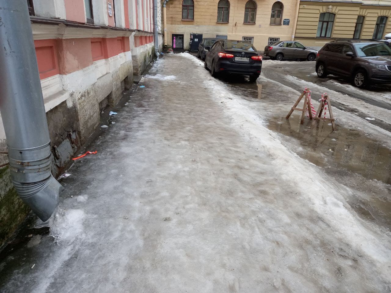 Поломанные петербуржцы рискуют снова пострадать, пробираясь через ледовый  каток у травмпунктов | moika78.ru - Новости СПб