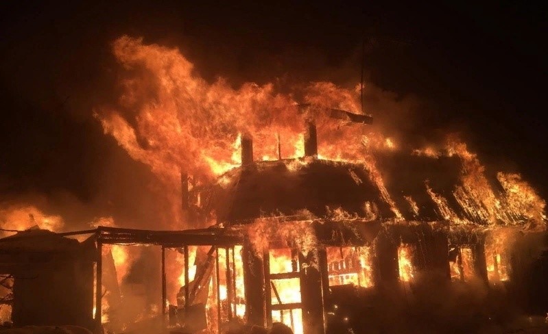 В деревне Павлово пожарные час тушили пылающий дом