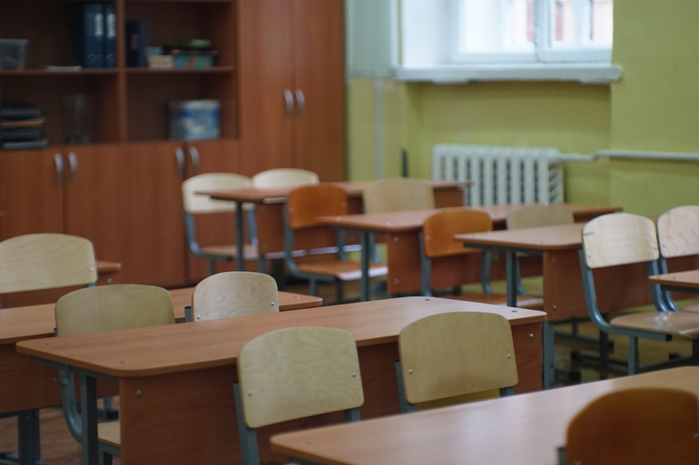 Школа в Красносельском районе Петербурга не приняла около 100 первоклассников