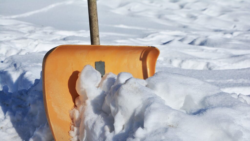 До 40 школьников Фрунзенского района привлекают к уборке снега ежедневно за деньги