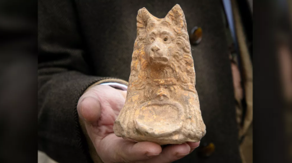 Древняя статуя с собачьей головой найдена при раскопках римской дороги