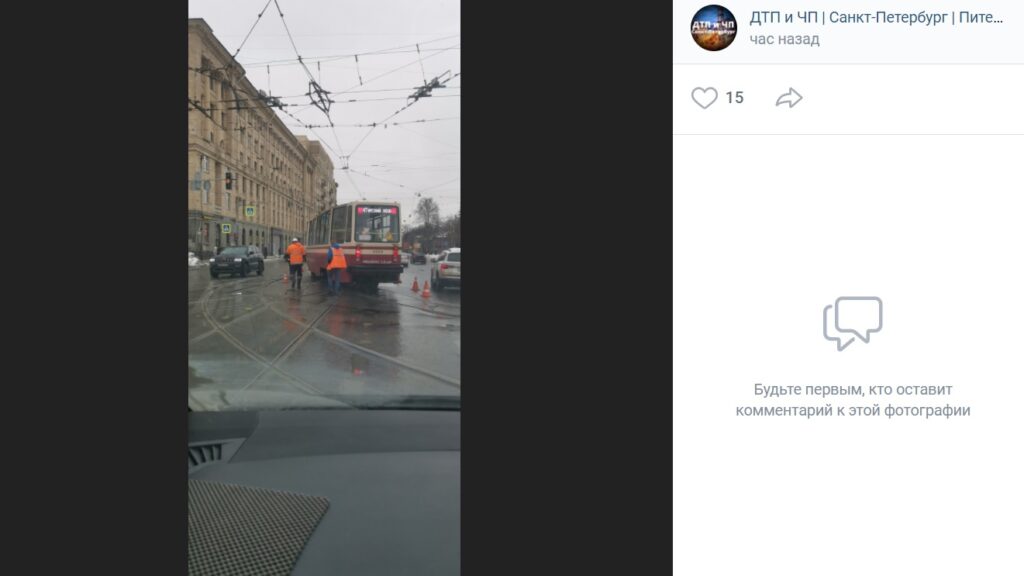 Трамвай сошёл с рельс: на Светлановской площади образовалась пробка