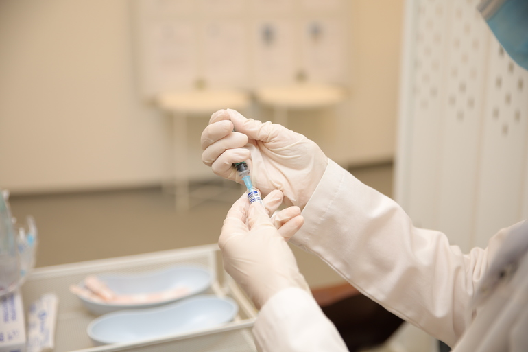 В России заявили о возможности выпускать 10 млн доз вакцины от оспы в год