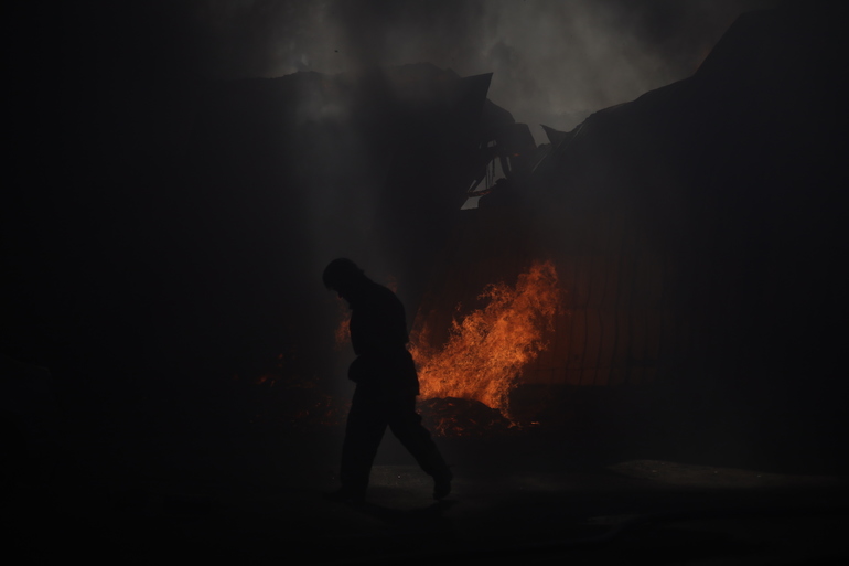 Горящий погрузчик в ангаре на Пискаревском тушили 25 пожарных
