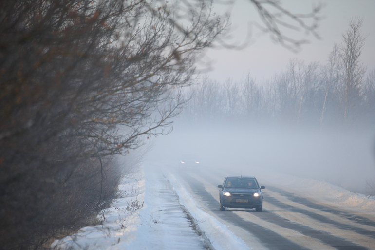 МЧС Ленобласти предупредило водителей о тумане и скользких дорогах