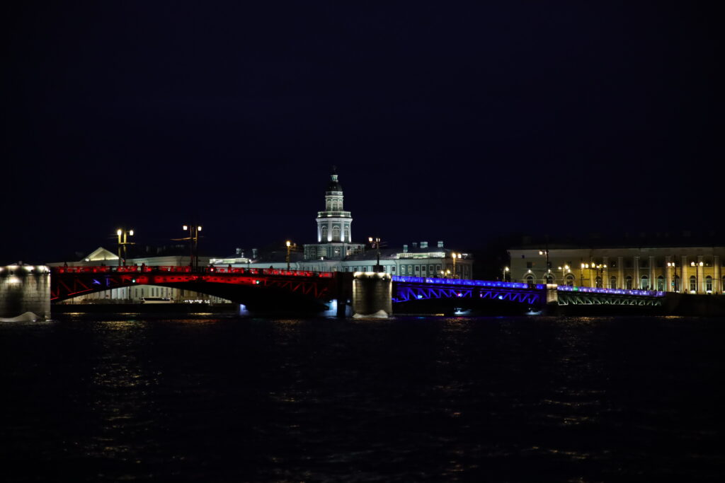 Петербуржцы сегодня в последний раз смогут насладиться «Поющими мостами»