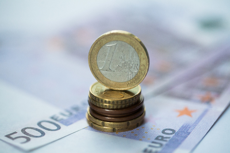 Курс евро рухнул до минимальных 65 рублей впервые с 2017 года