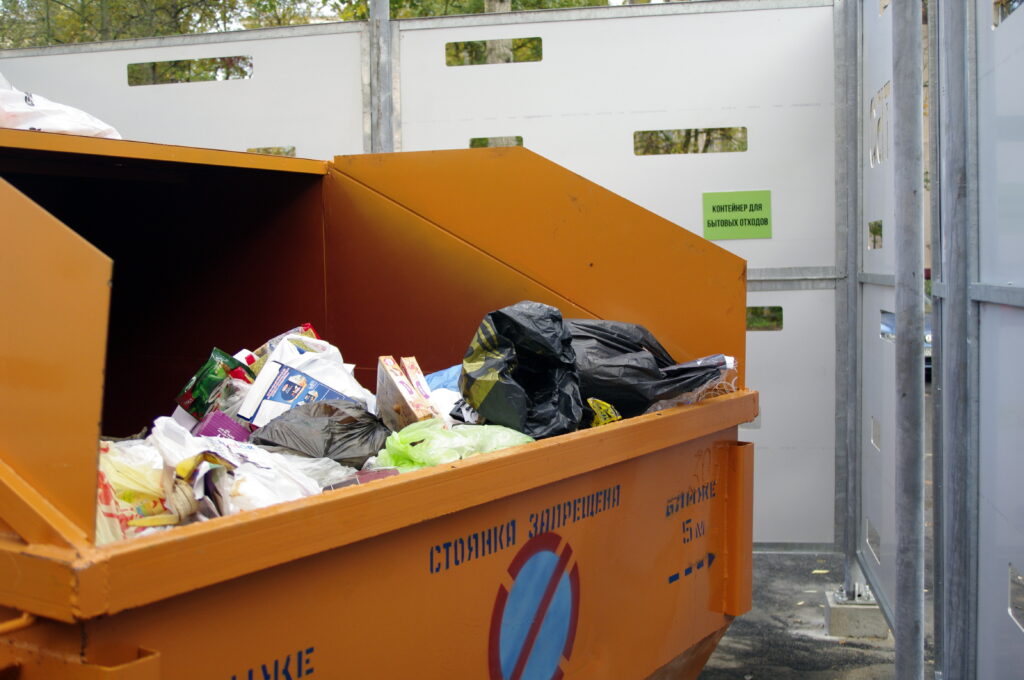 Петербуржцы жалуются на горы мусора во дворах