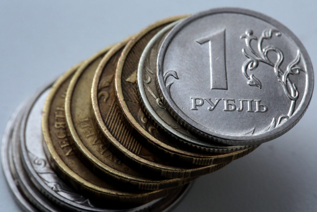 Рубль стал самой крепкой валютой в мире