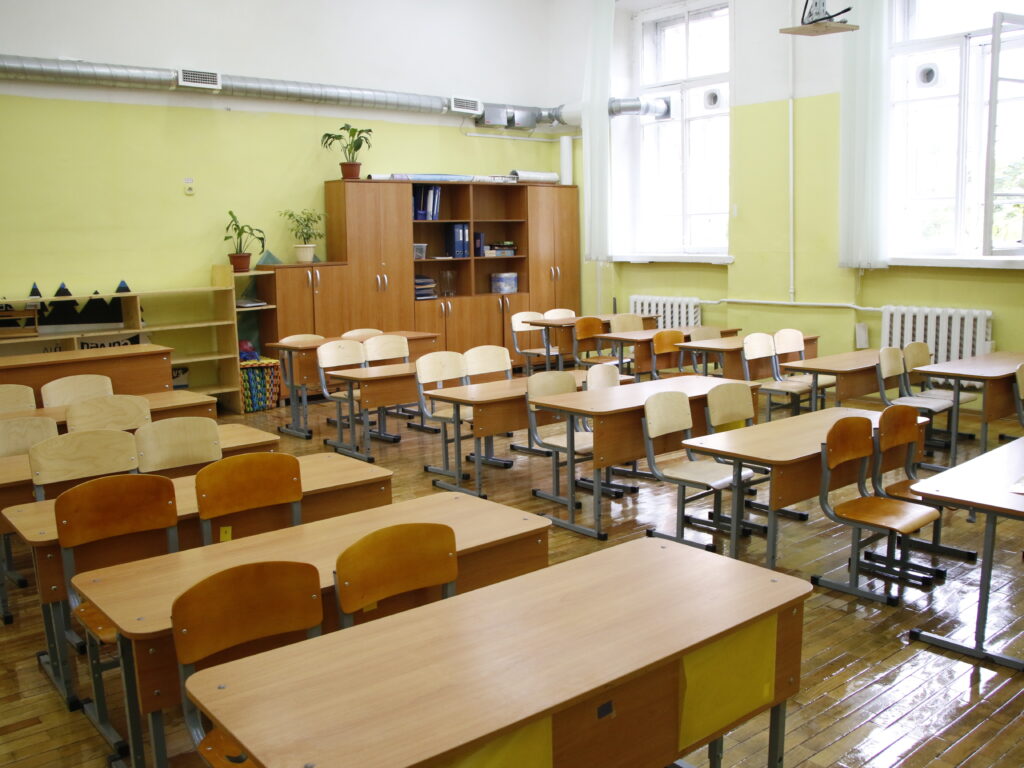 Нужно воспитывать: большинство россиян одобряет уборку в классах для школьников