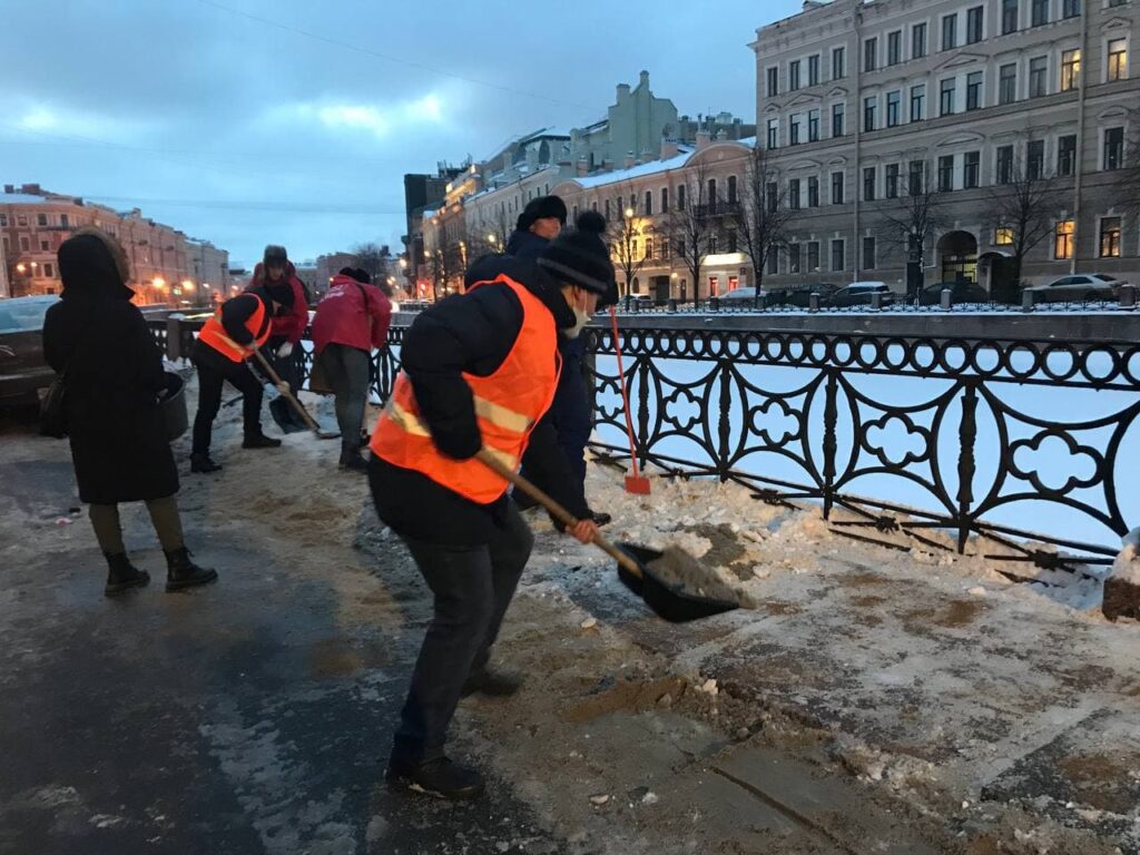 Заработать питер. Снег в Питере. Гастарбайтеры Петербург снег. Сугробы в Питере. Снежные завалы в Петербурге.