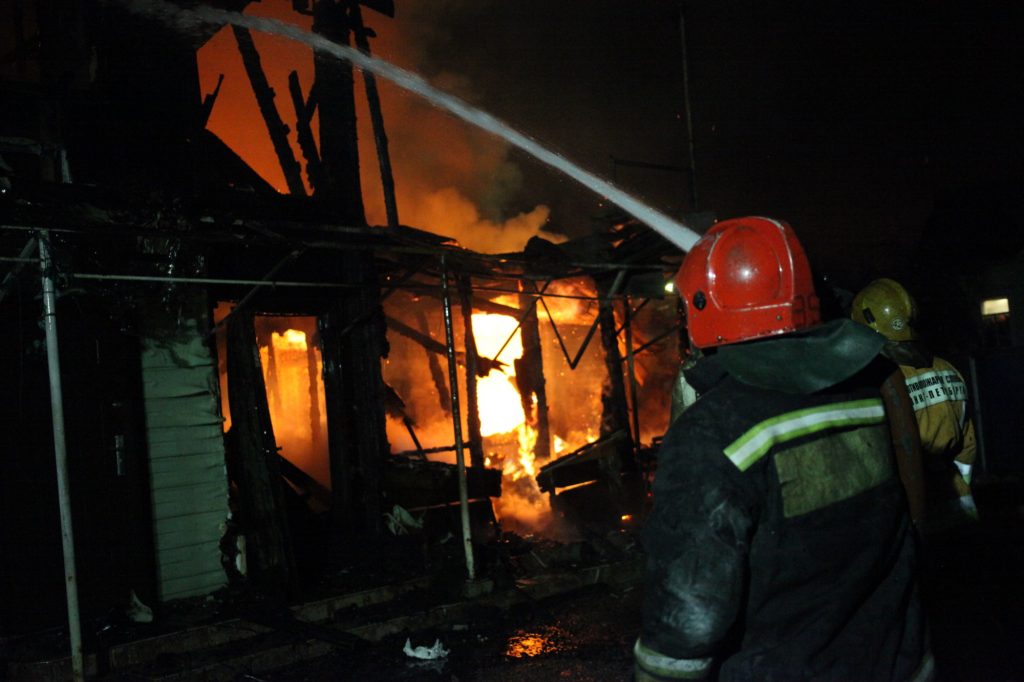 Ночной пожар выжег дачу на площади 144 «квадратов» в Ленобласти
