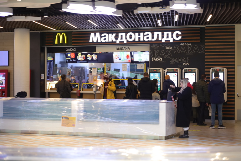 McDonald&#8217;s на вокзалах и в аэропортах Петербурга продолжит работу по франшизе