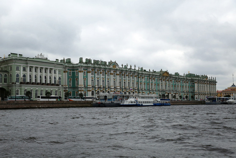 В Петербурге искали взрывчатку в Эрмитаже, гипермаркетах Лента и в метро