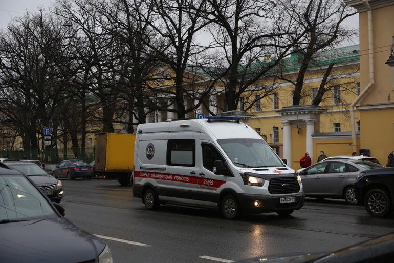 Смертельное ДТП на трассе Петербург – Псков: водитель Mercedes вылетел на встречку и разбился
