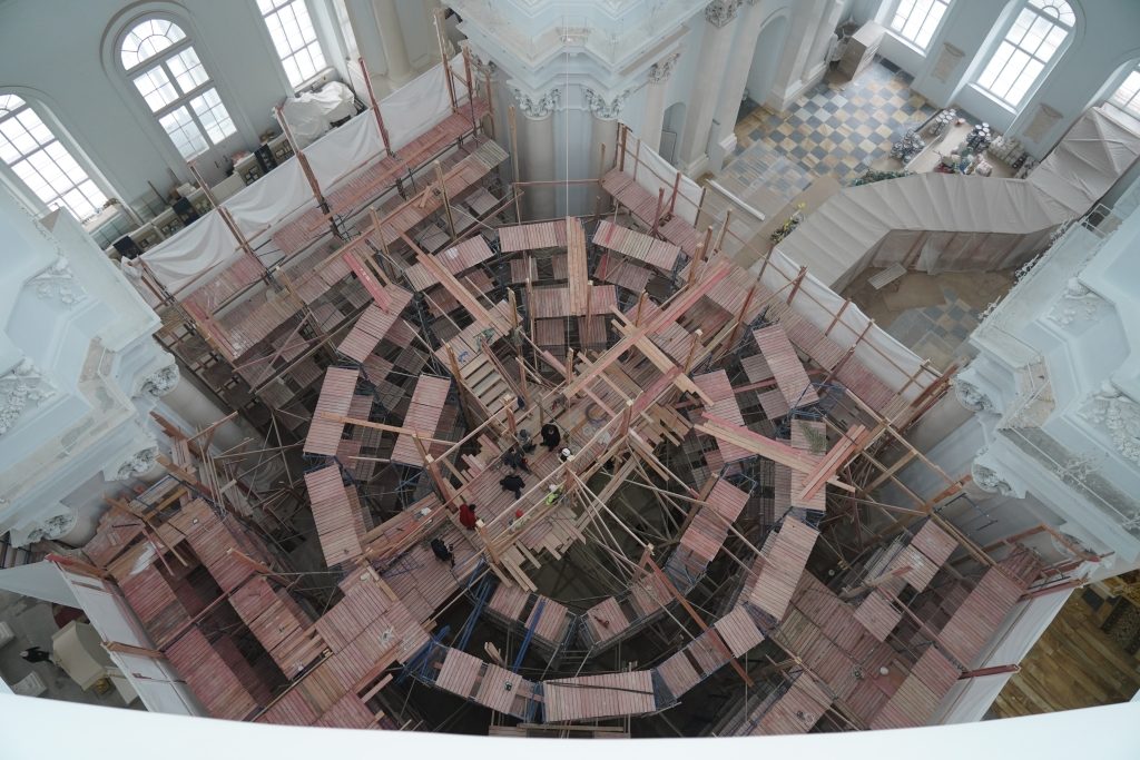 В Смольном соборе начался демонтаж строительных лесов после реставрации за 39 млн рублей