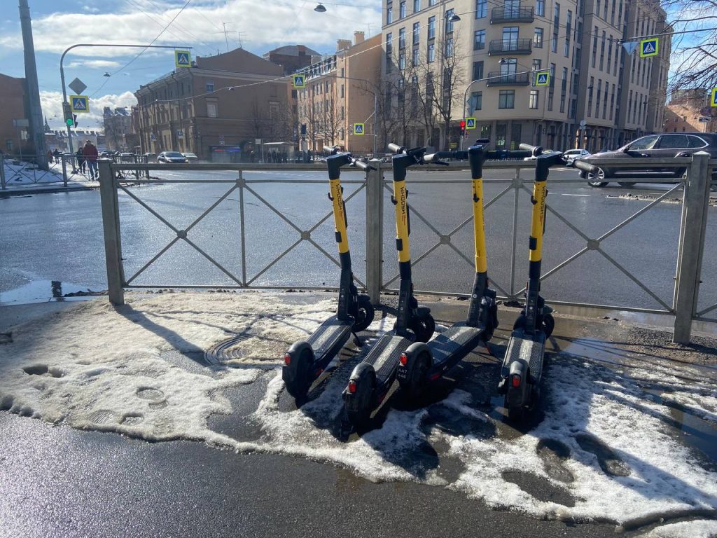 Снегопад и ветер вынудил петербургские сервисы аренды электросамокатов приостановить работу