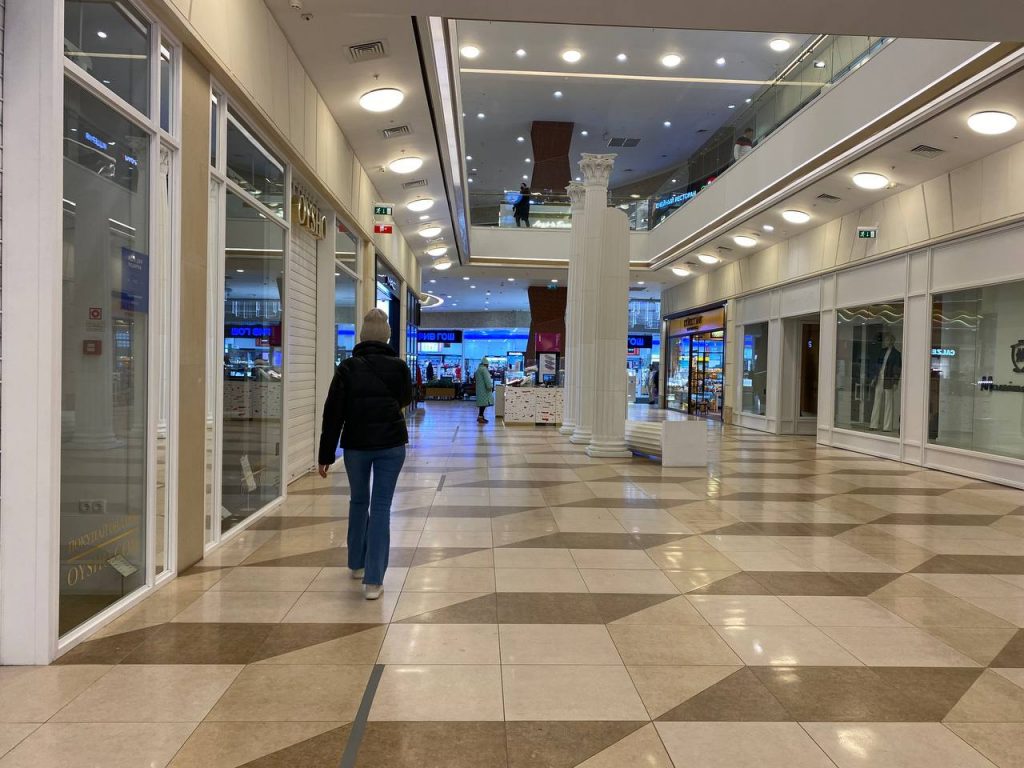 Торговые центры в санкт петербурге сегодня. Торговый центр. Закрытый торговый центр. Закрытые ТЦ. ТЦ СПБ.