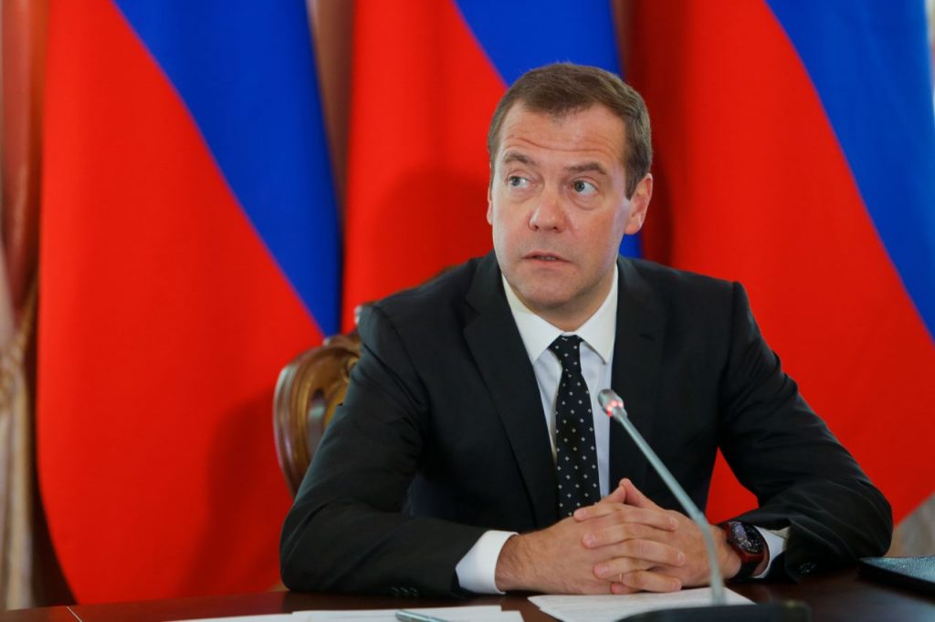Медведев расписался буквой Z в поздравительной «открытке» россиянам