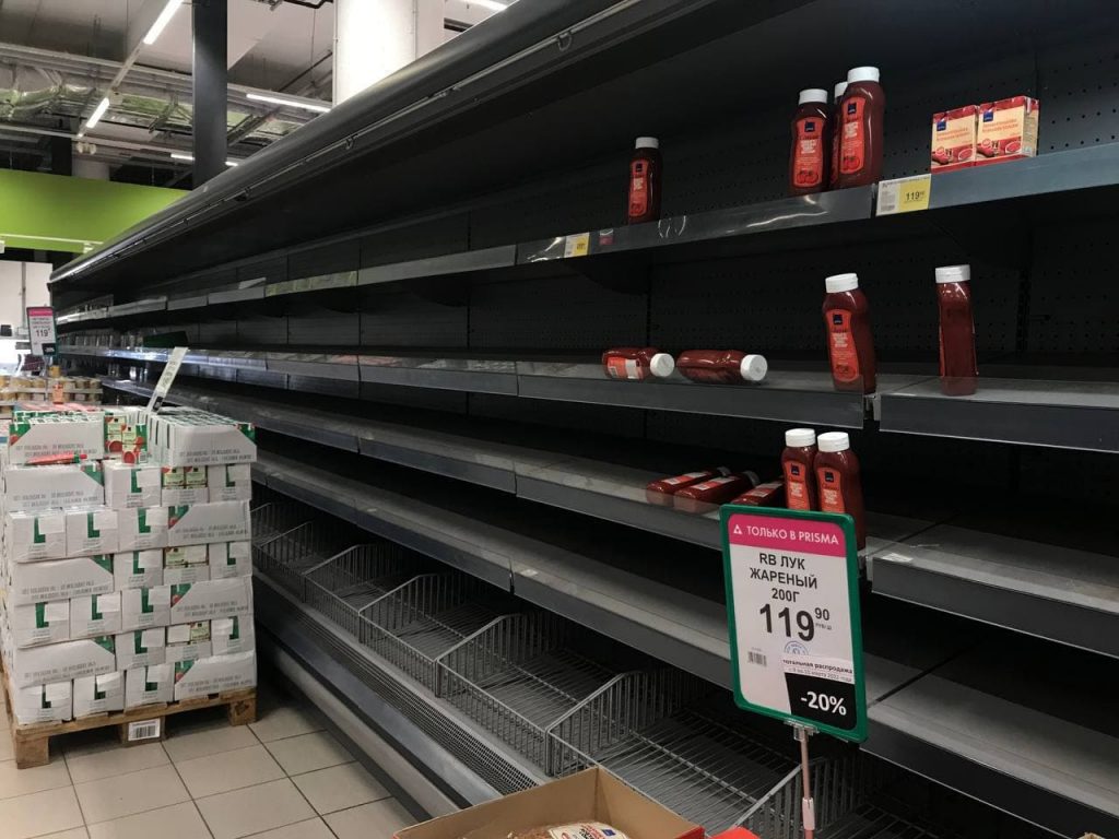 Опустевшие полки и очереди: петербуржцы скупают закрывающиеся магазины