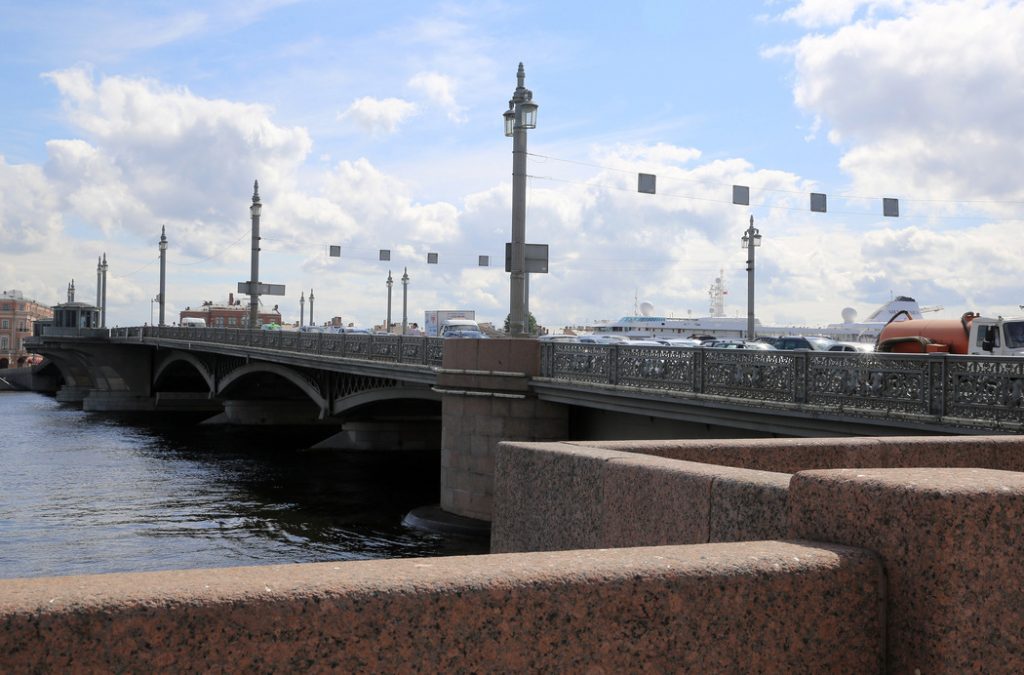 В ночь на 19 апреля в Петербурге разведут Благовещенский мост
