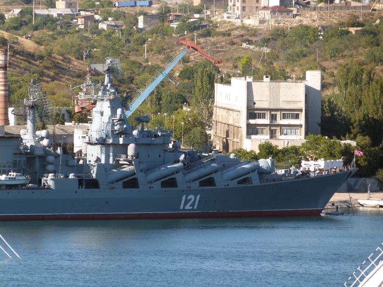 На борту российского крейсера «Москва» из-за пожара эвакуировали экипаж