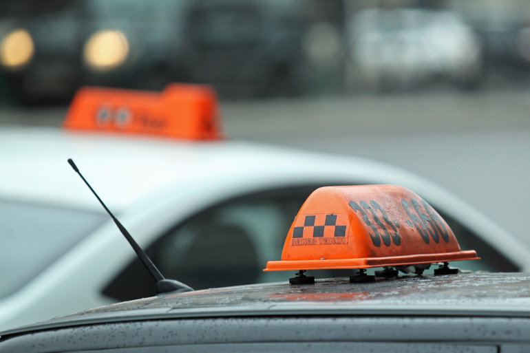 Таксист в Петербурге обманул пенсионерку на 109 тысяч рублей